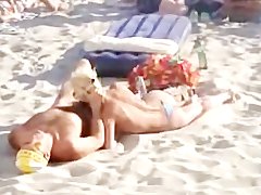 Девка отсасывает пацану хер прямо на пляже на фесте Казантип