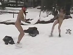 Две девушки с голыми пиздами зимой на улице