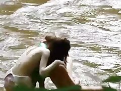 На берегу реки красотки занимаются лесби сексом