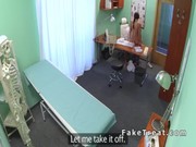 Скрытая камера врача развел и трахнул молодую пациентку на столе