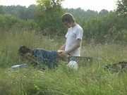 Русская девка трахается с дружком на досуге в траве