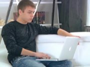 Молодой русский парень отложил ноутбук и поимел подругу