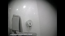Скрытая камера, как телка пришла пописать в туалет