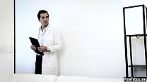 Доктор развел пациентку на приятный вагинальный секс
